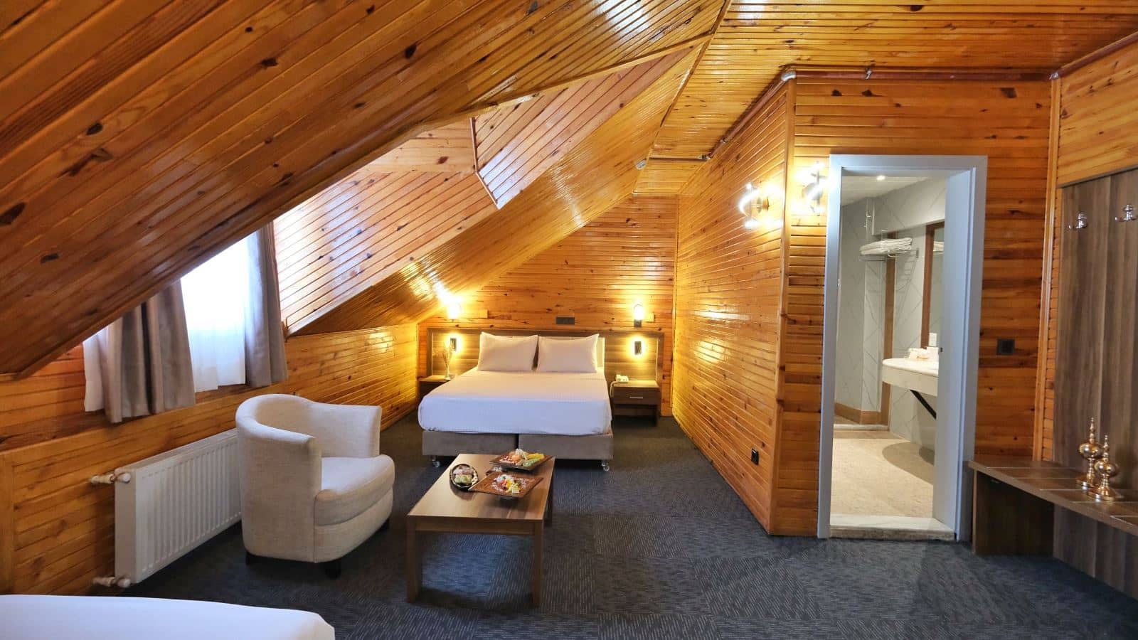 rooms-deluxe-suite