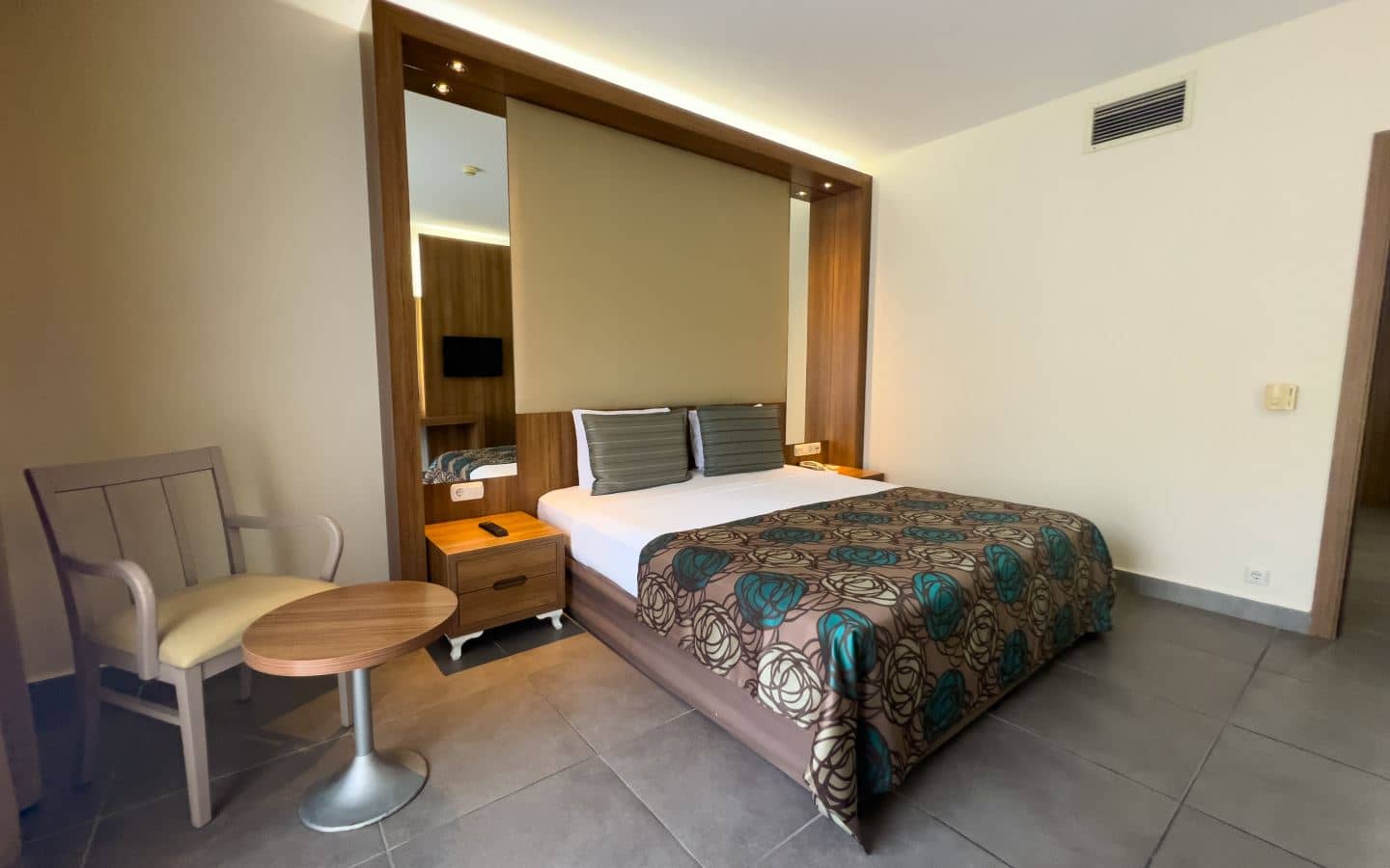 rooms-family-with-balcony-limited-sea-view