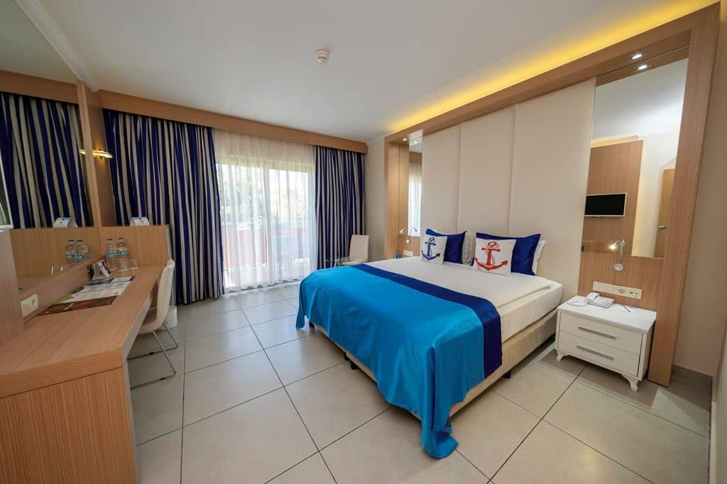 rooms-family-with-balcony-limited-sea-view