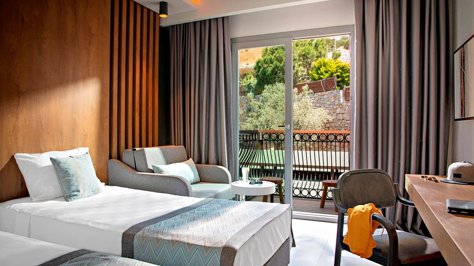 rooms-standard-mainbuilding-with-balcony--garden-view