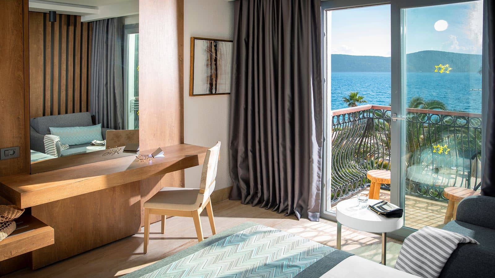 rooms-standard-mainbuilding-with-balcony--limited-sea-view