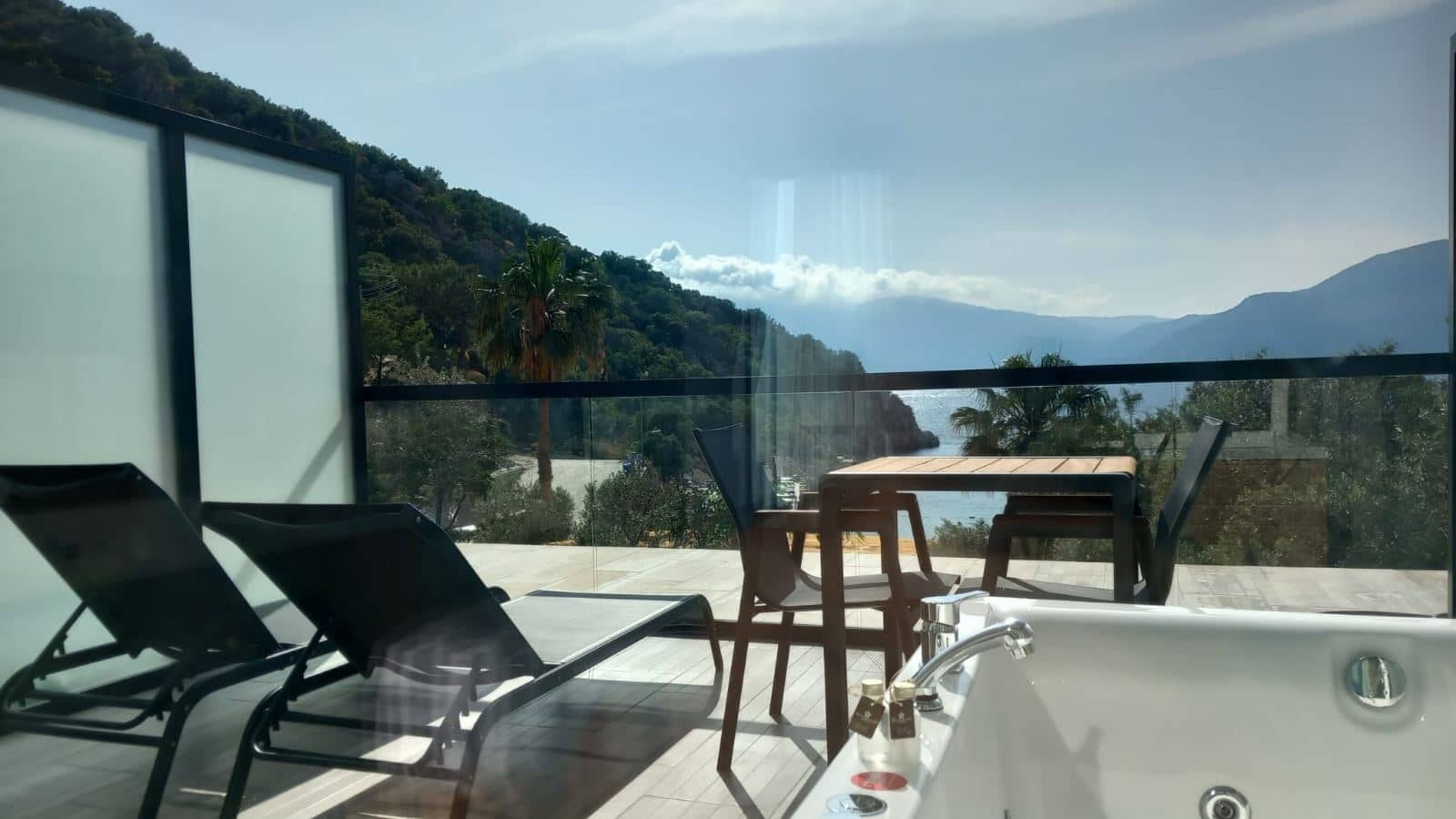 rooms-terrace-deluxe-sea-view-jacuzzi