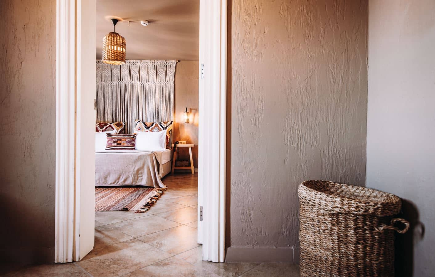 rooms-club-room-sidesea-view