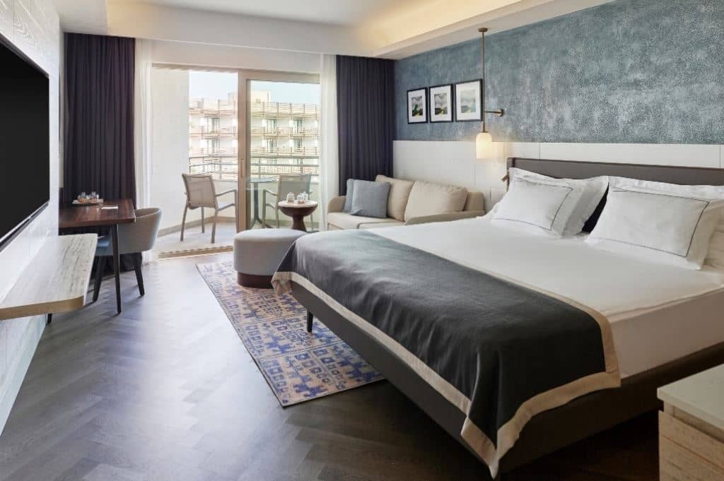 rooms-deluxe-room-side-sea-view