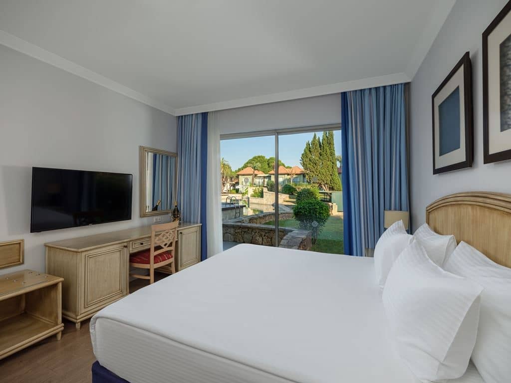 rooms-lake-villa