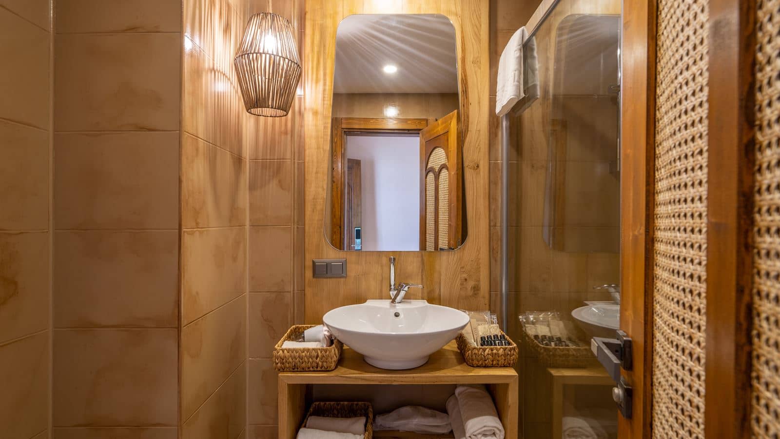 rooms-deluxe-room-with-partial-sea-view