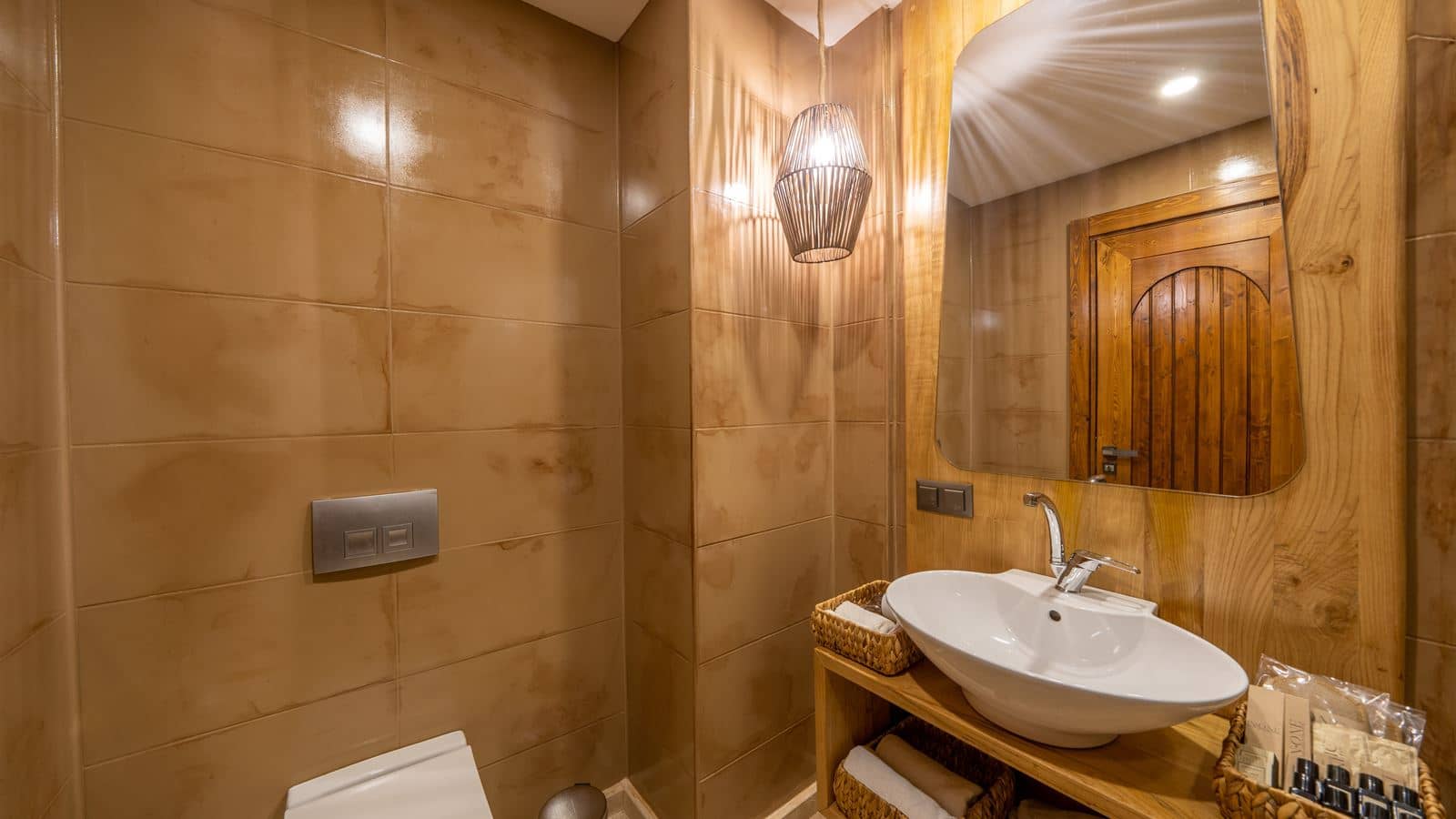 rooms-deluxe-room-with-partial-sea-view