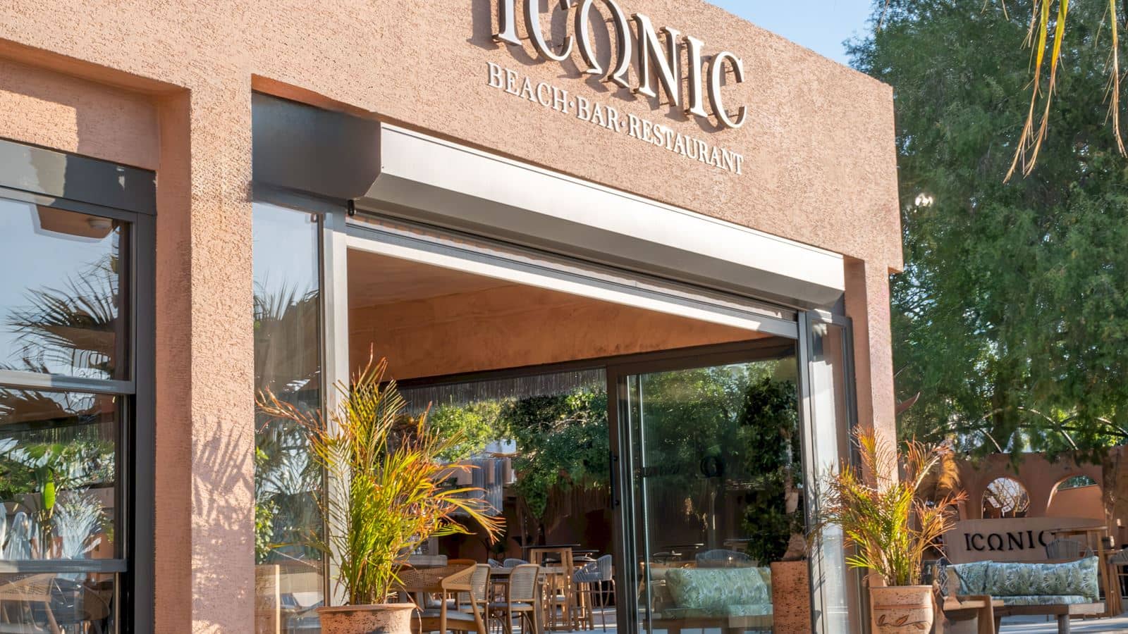 restaurants-iconic-beach-bar--restaurant