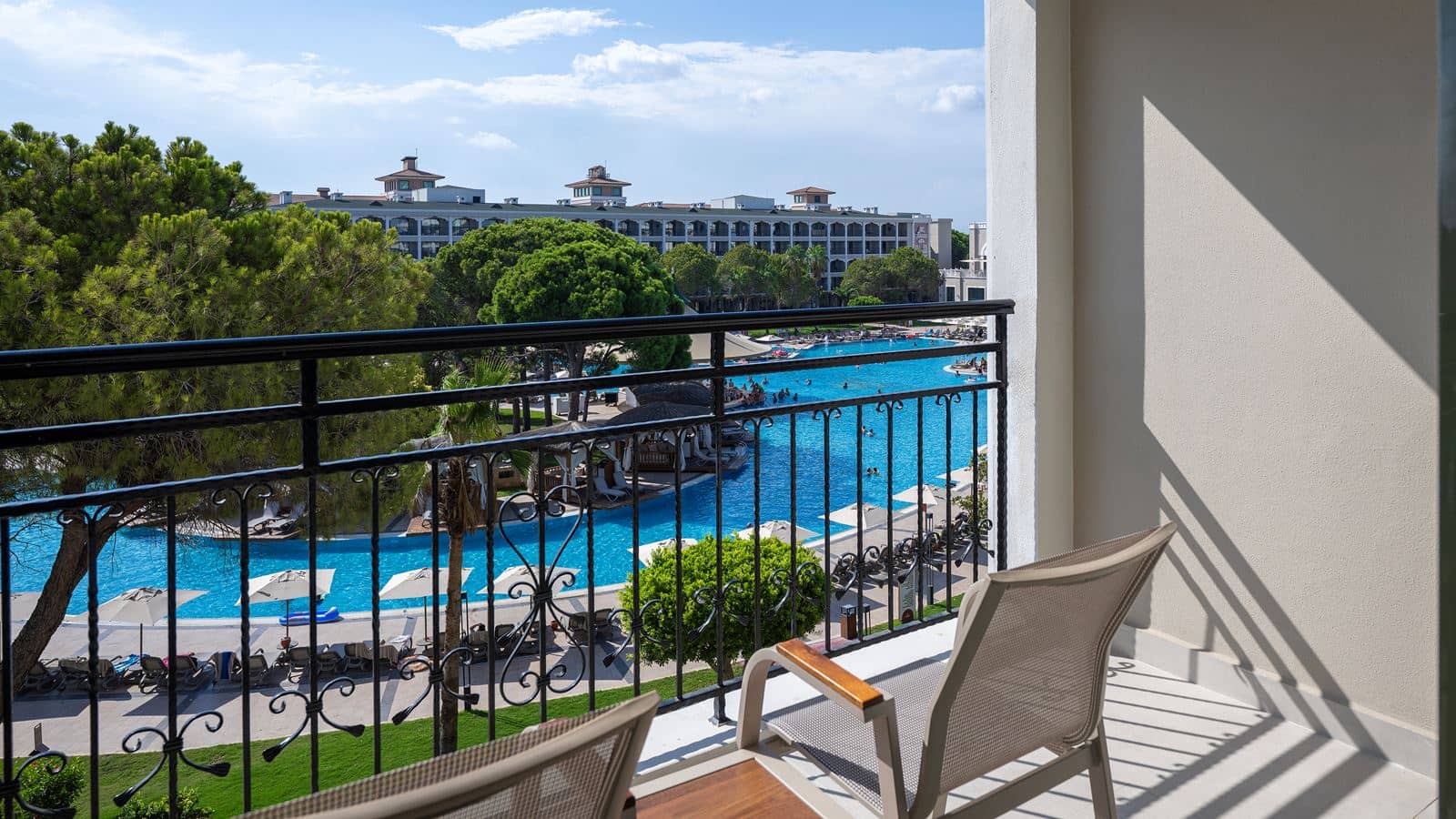 rooms-deluxe-standard-pool-view-room