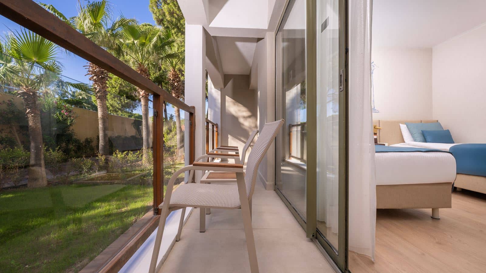 rooms-family-suit-garden-view