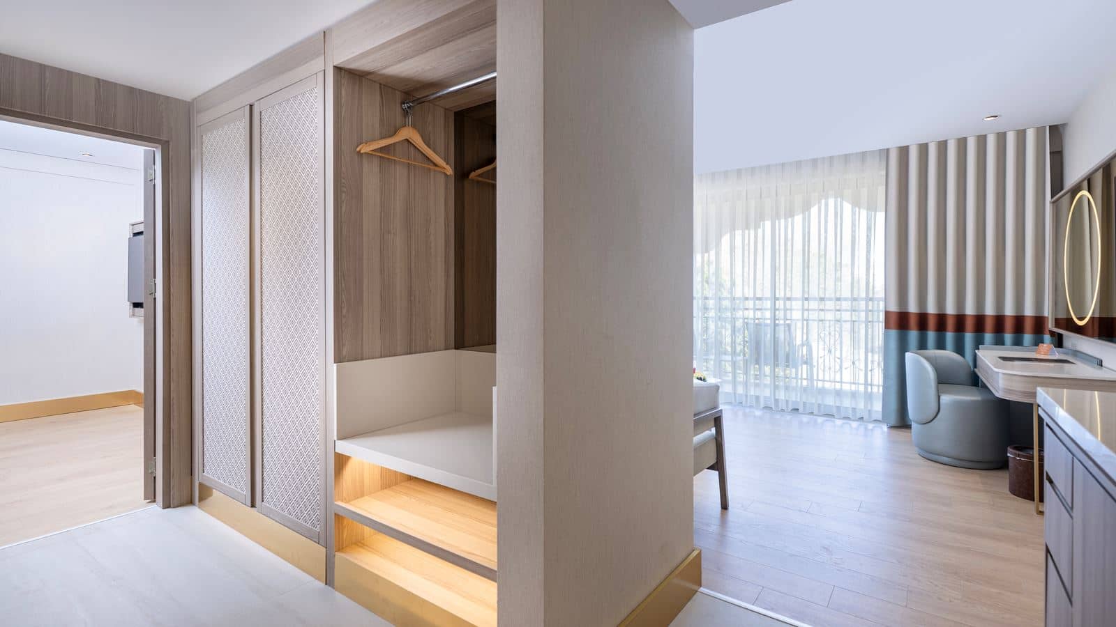rooms-family-suit-garden-view