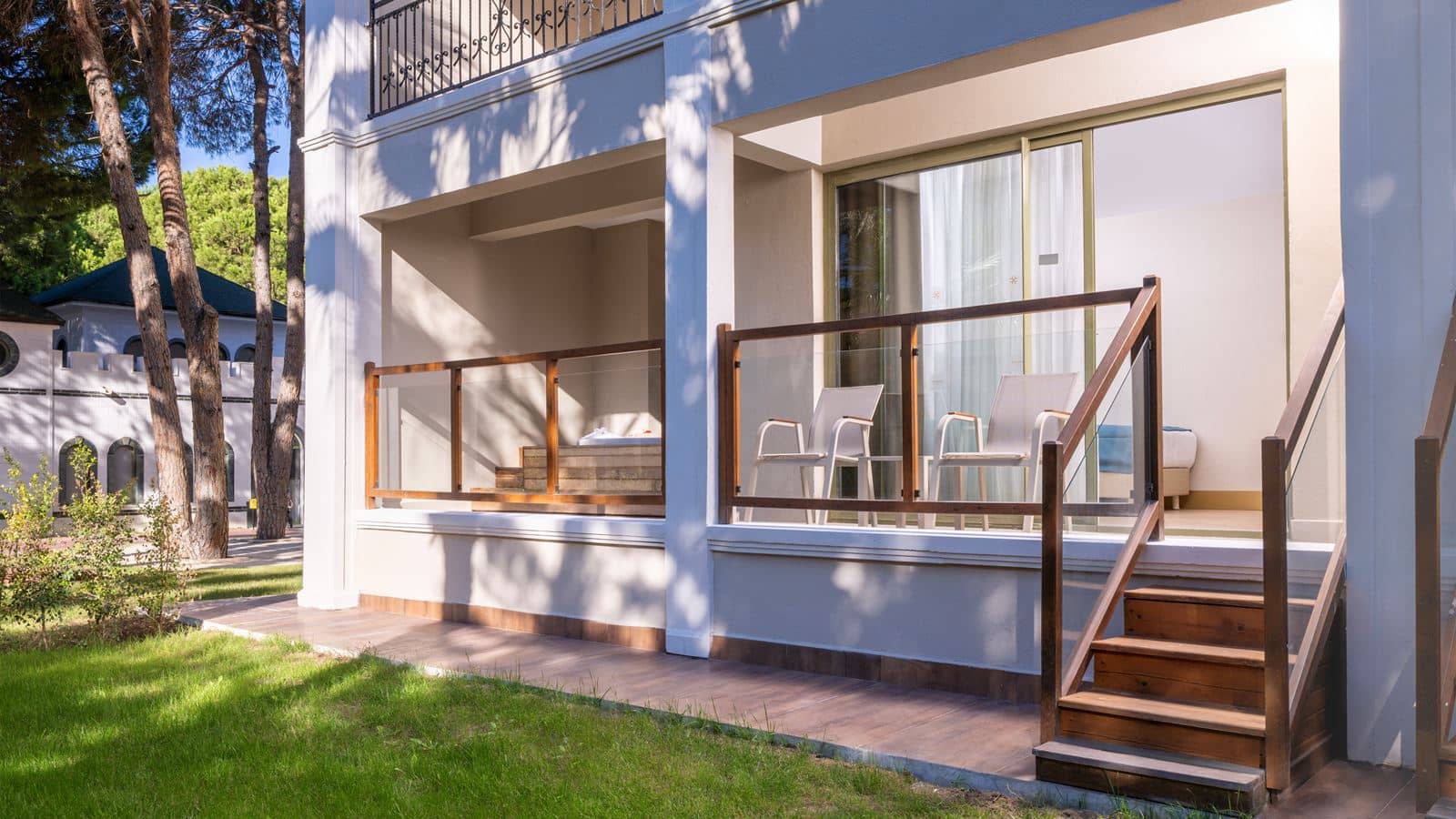 rooms-family-suit-garden-view