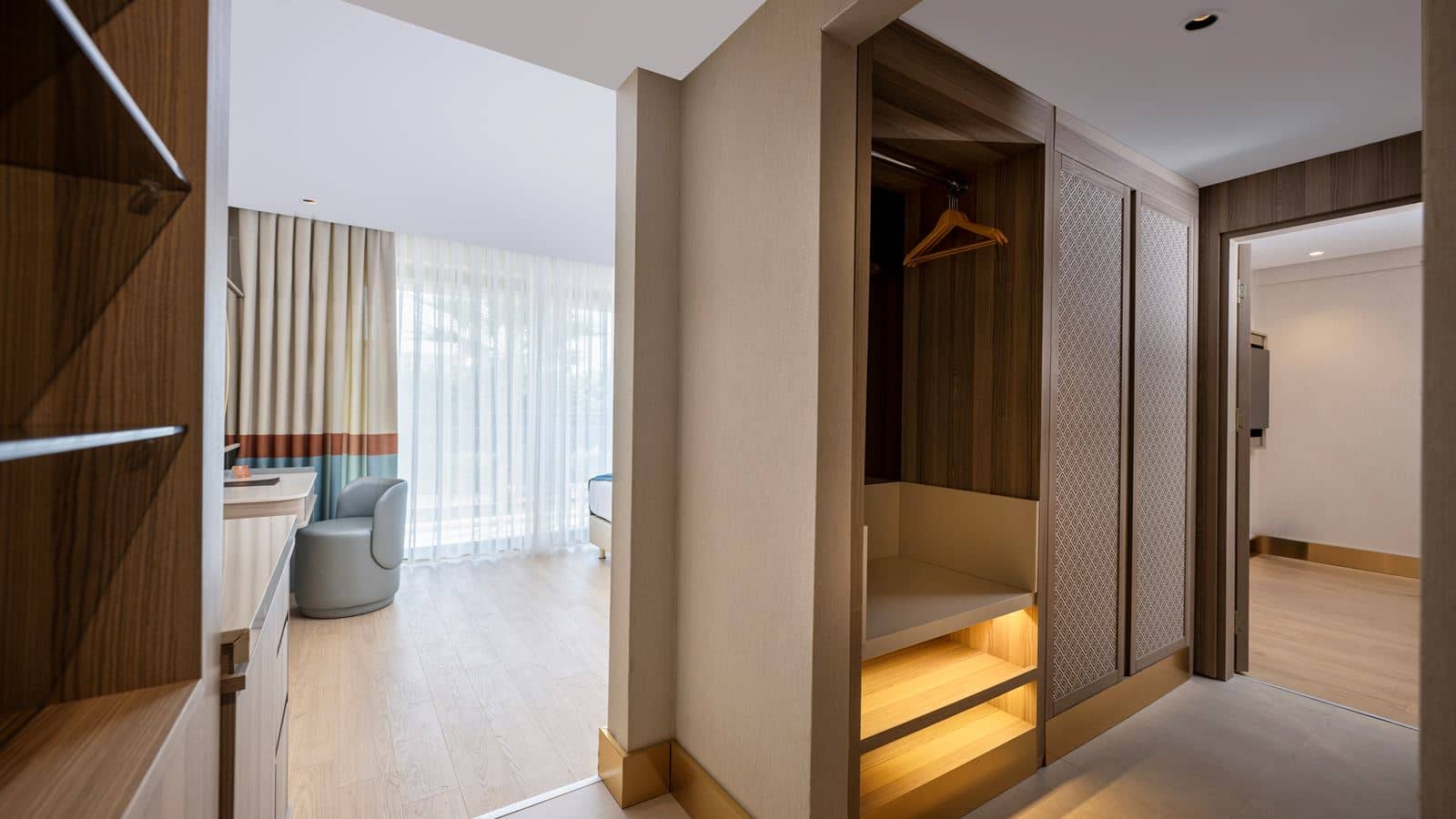 rooms-family-suit-garden-view
