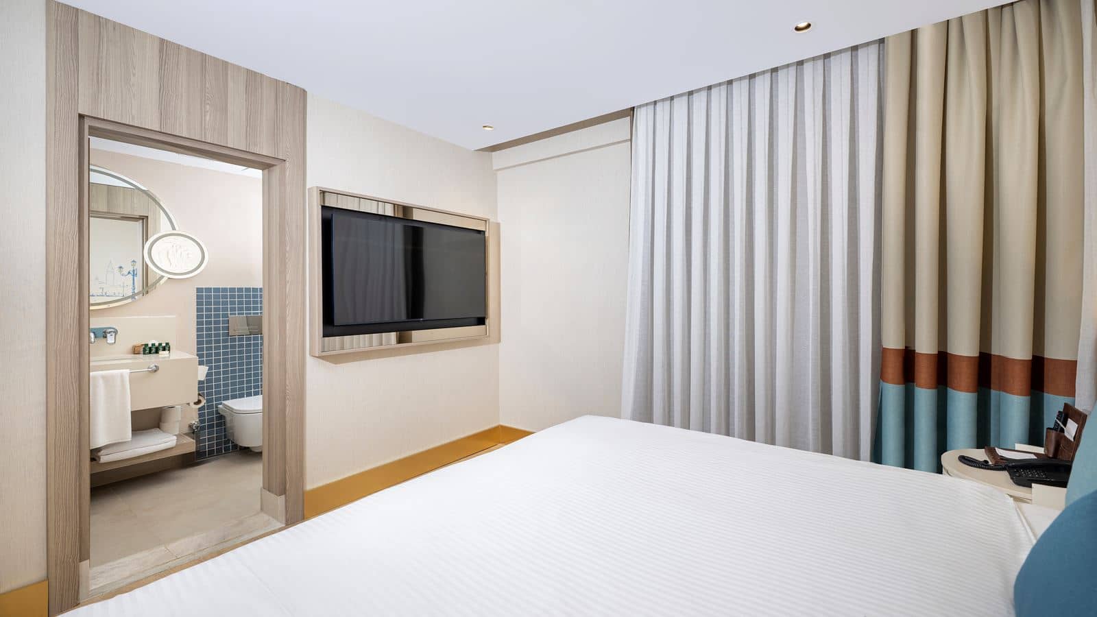 rooms-family-suit-garden-view