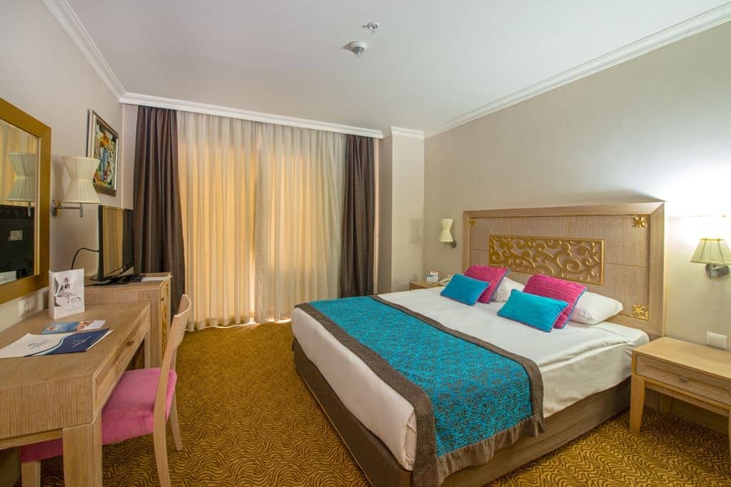 rooms-family-room-land-view-with-bunk-bed