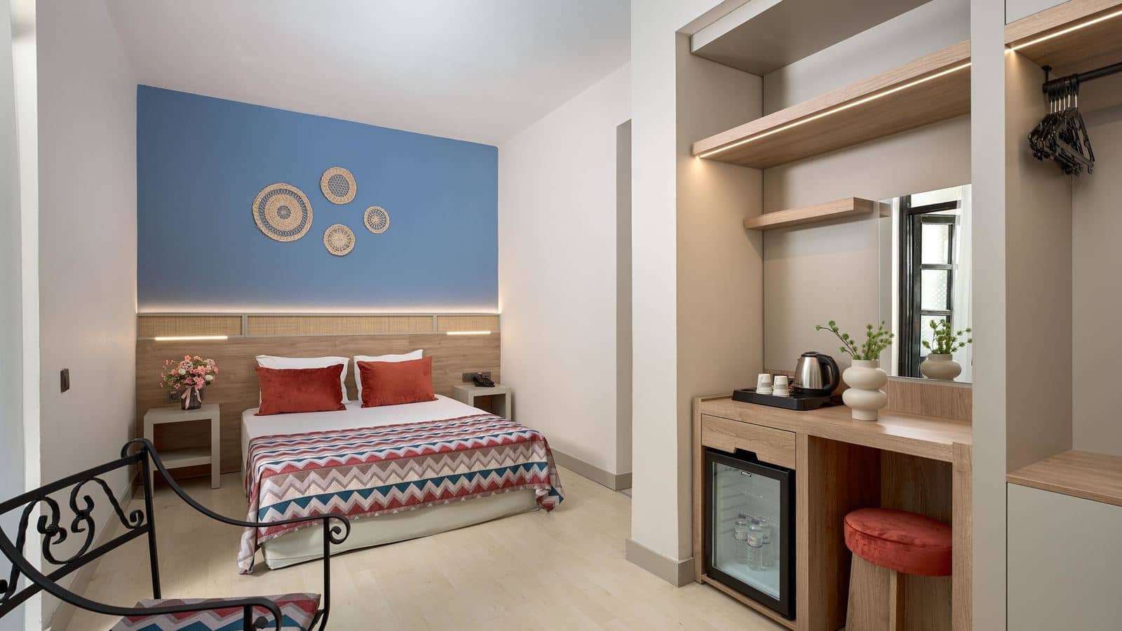 rooms-coral-room