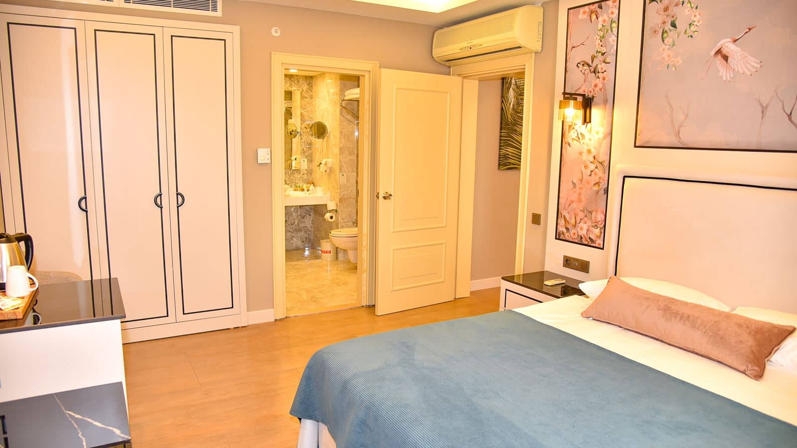 rooms-comfort-suit-main-building-sea-view