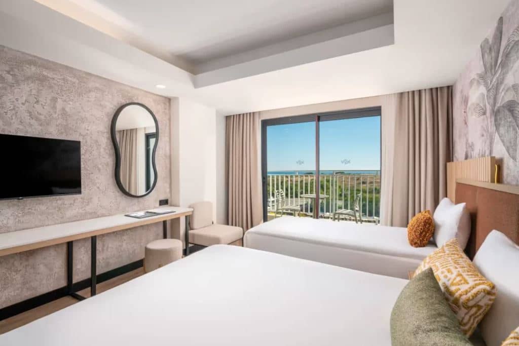 rooms-standard-room-pool-side-view
