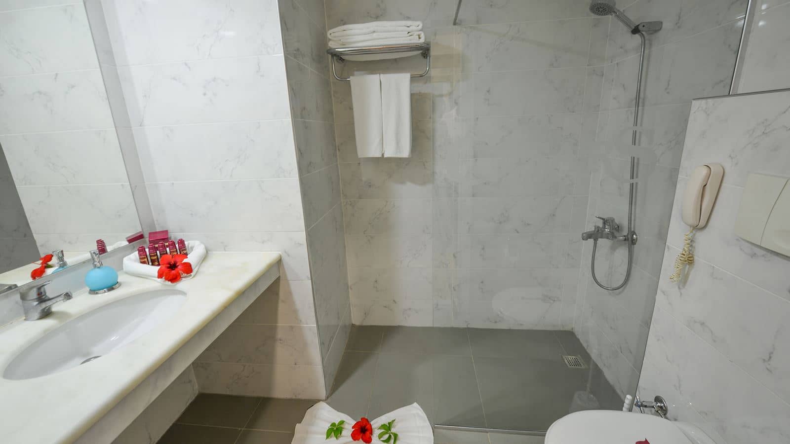 rooms-standard-room-pool-side