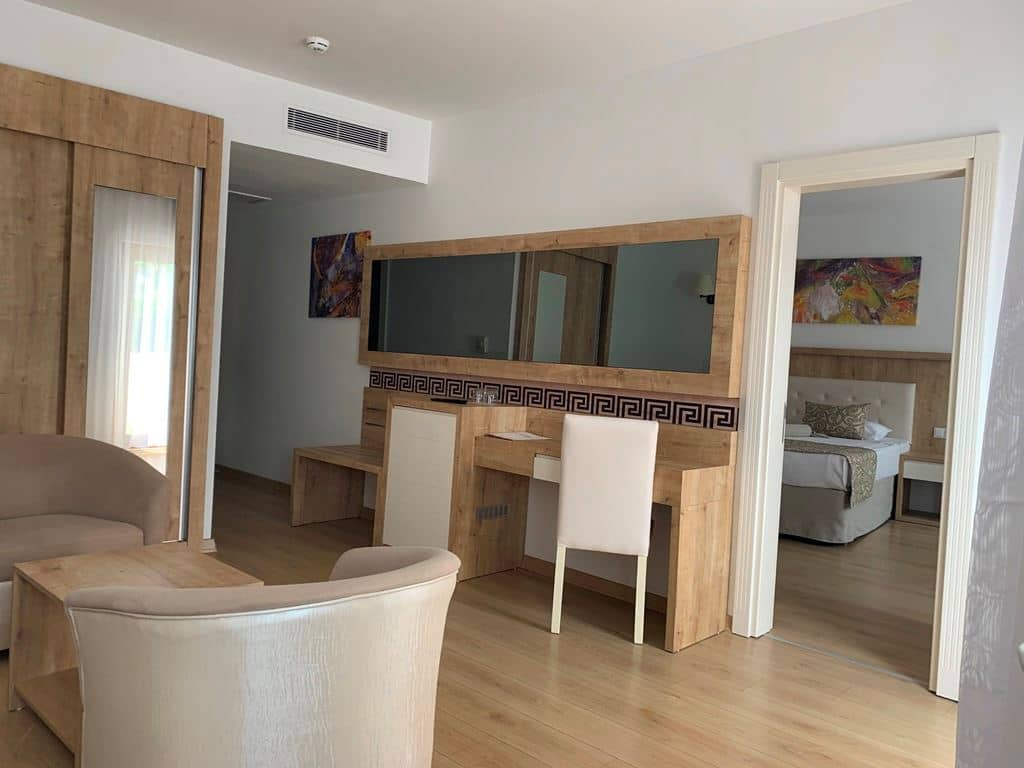 rooms-family-room-pool-side-connecting-2-rooms