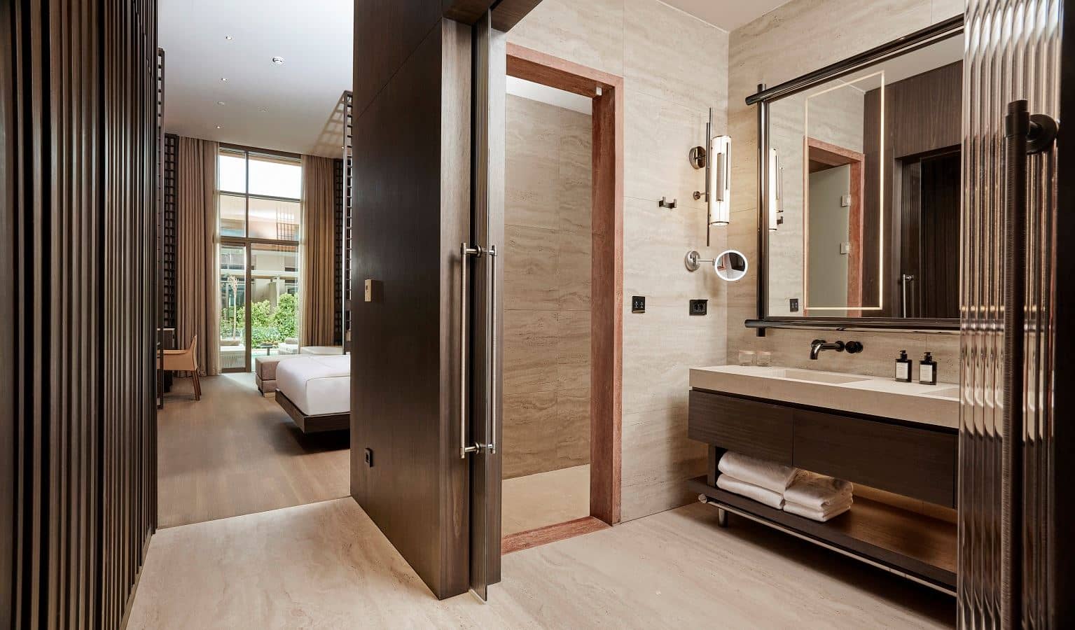 rooms-lagoon-suite-room-garden--pool-view