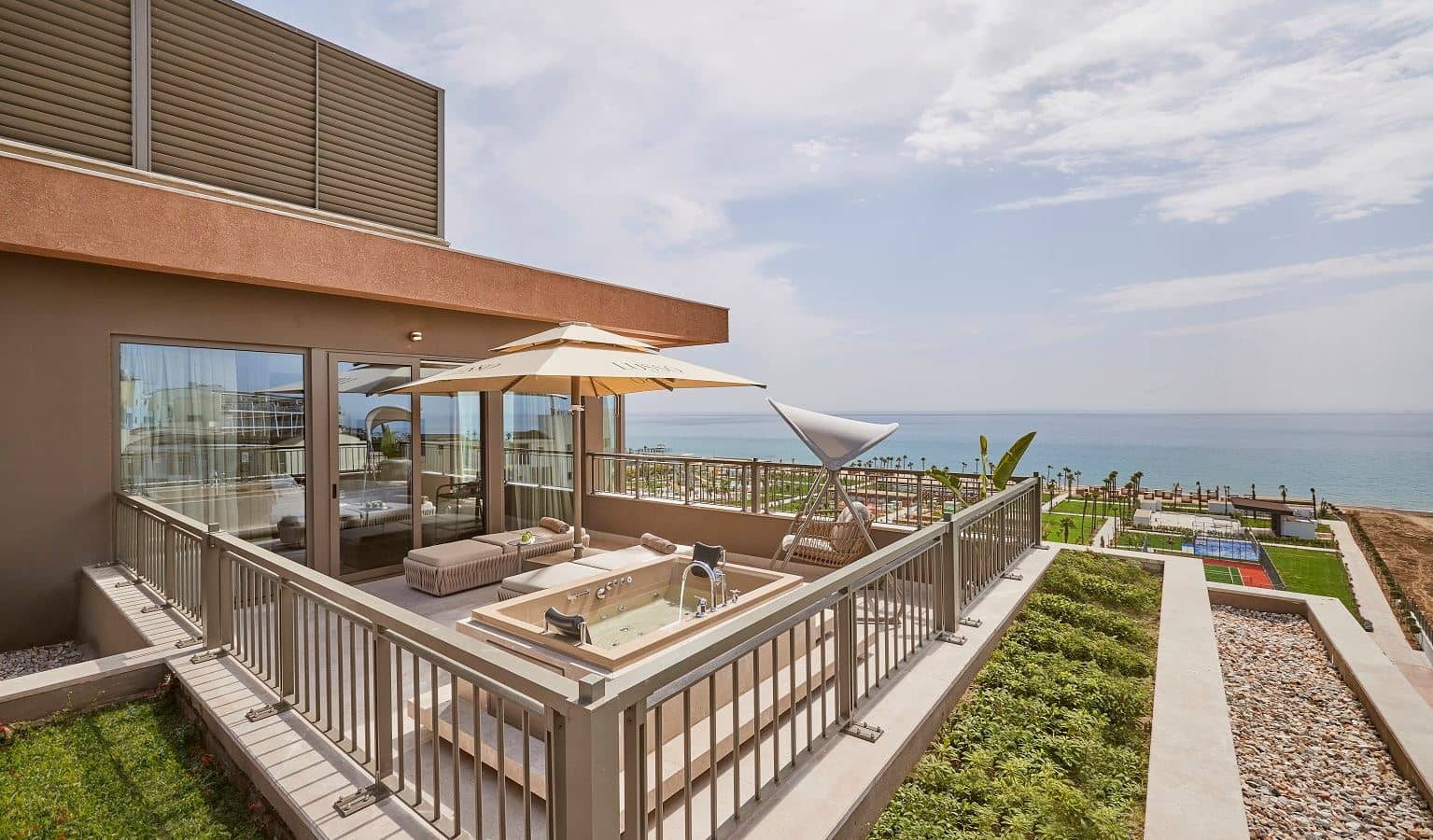 rooms-honeymoon-penthouse-room-sea-view