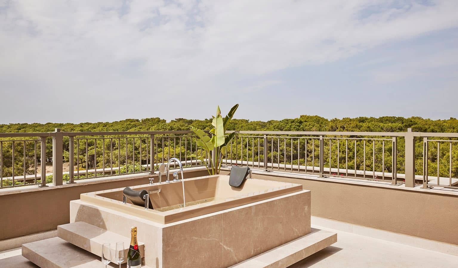 rooms-honeymoon-penthouse-room-sea-view