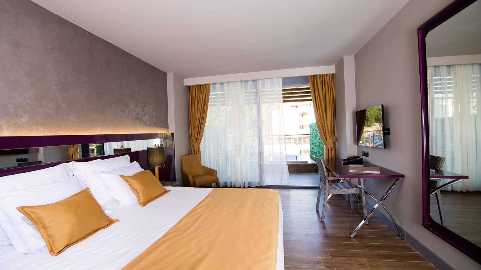 rooms-deluxe-room