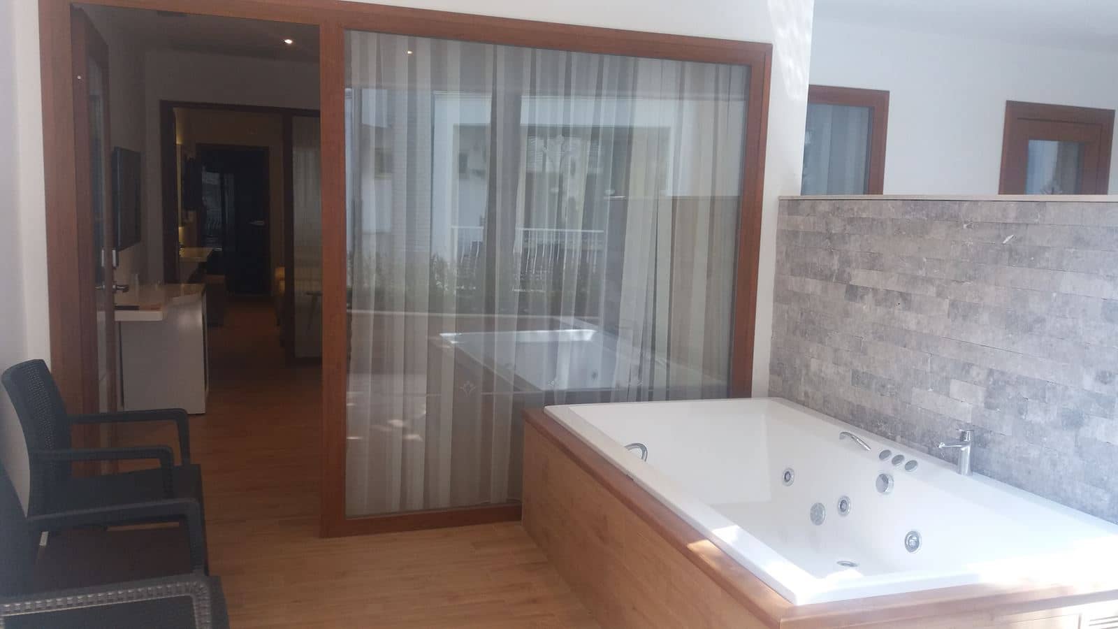 rooms-deluxe-suit-with-jacuzzi