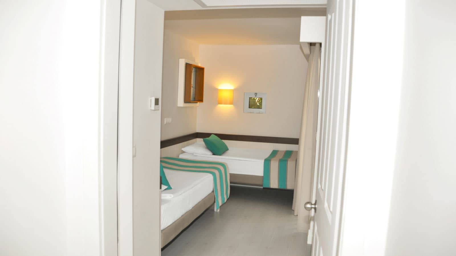 rooms-family-room-classic-atrium-fam1