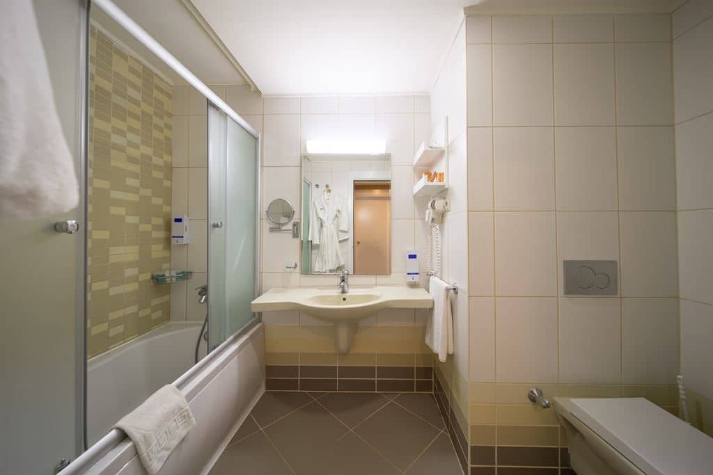 rooms-villalake-standard-room-garden-view
