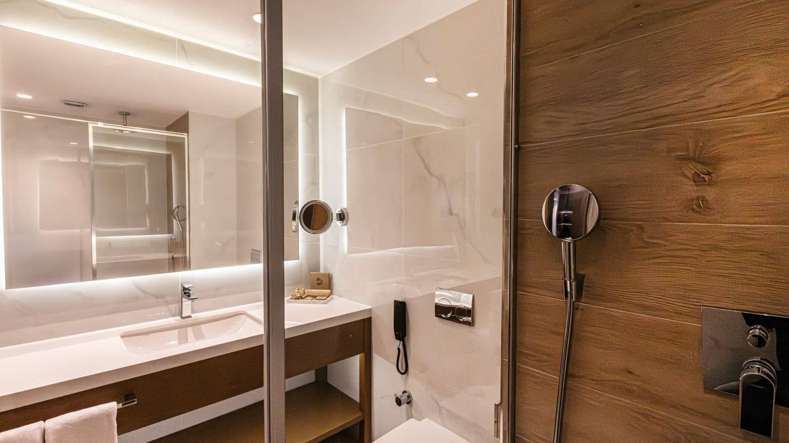 rooms-deluxe-room-side-seaview