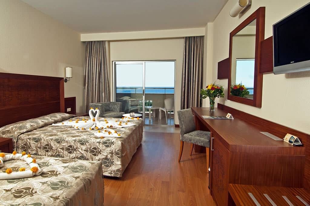 rooms-large-standard-room