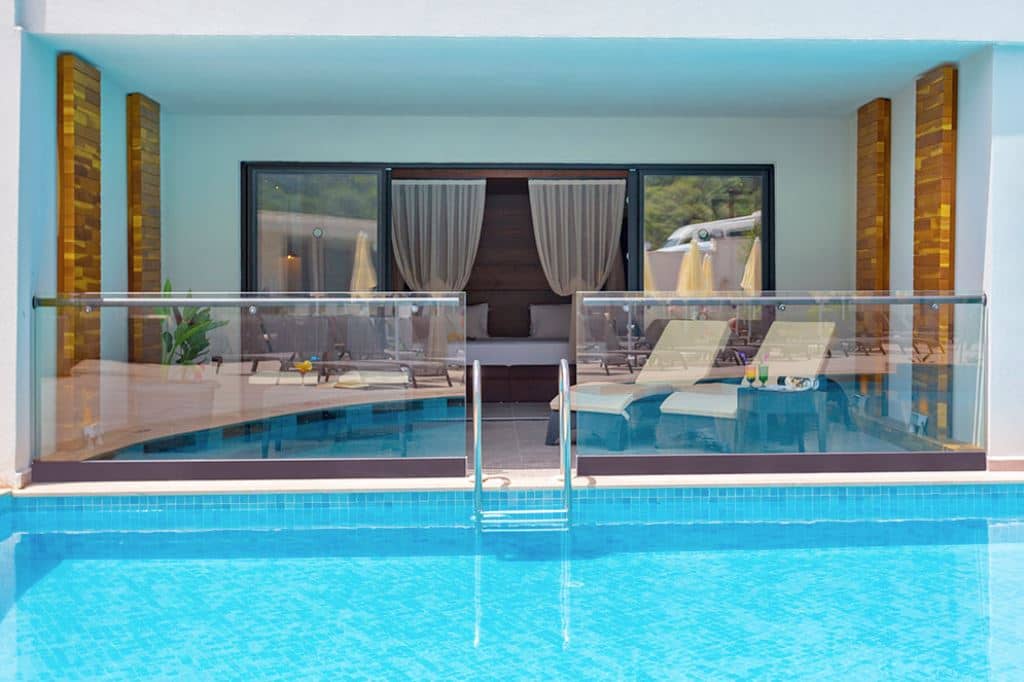 rooms-luxury-suites--swimup