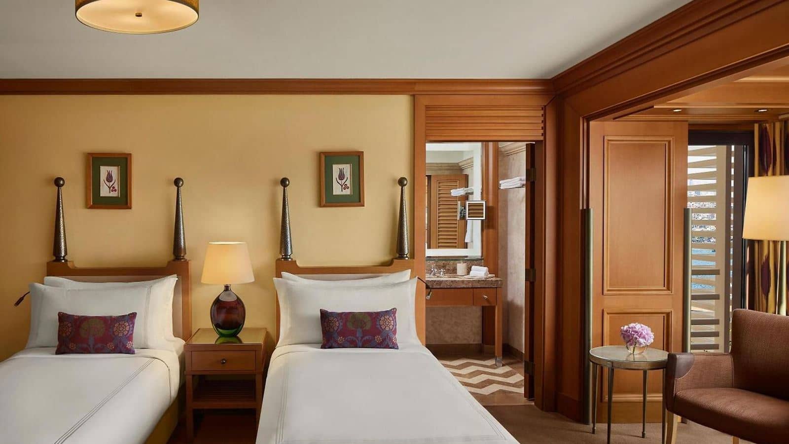 rooms-deluxe-room-city-view