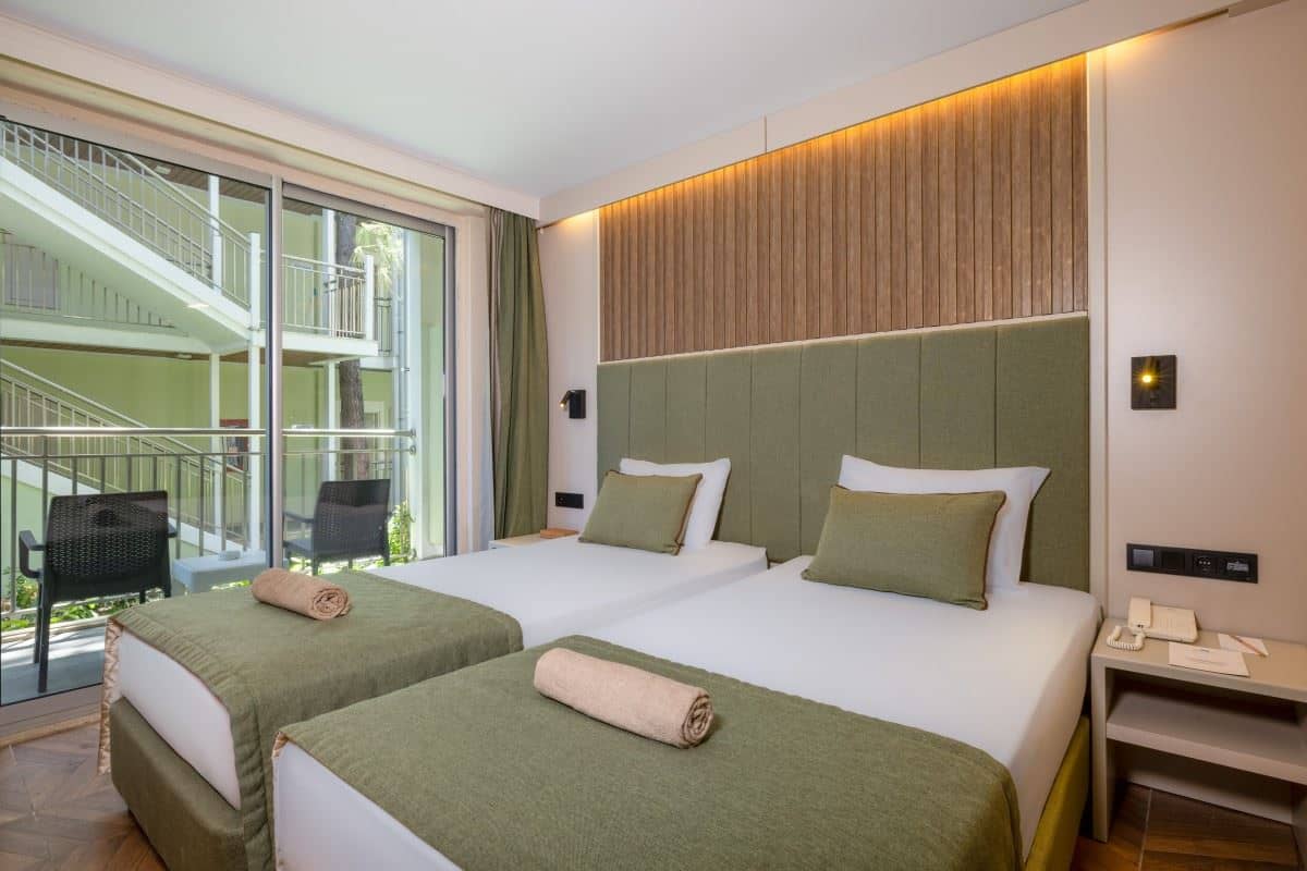 rooms-coral-room