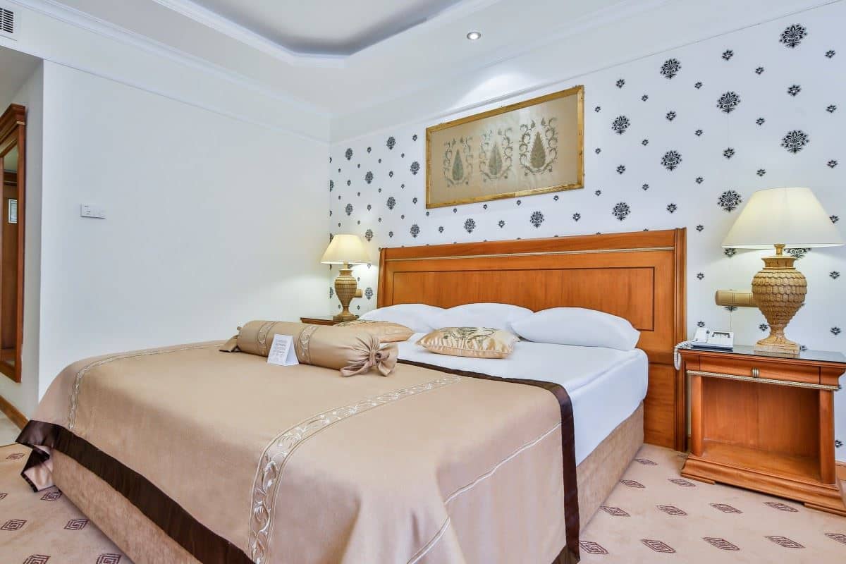 rooms-coral-room