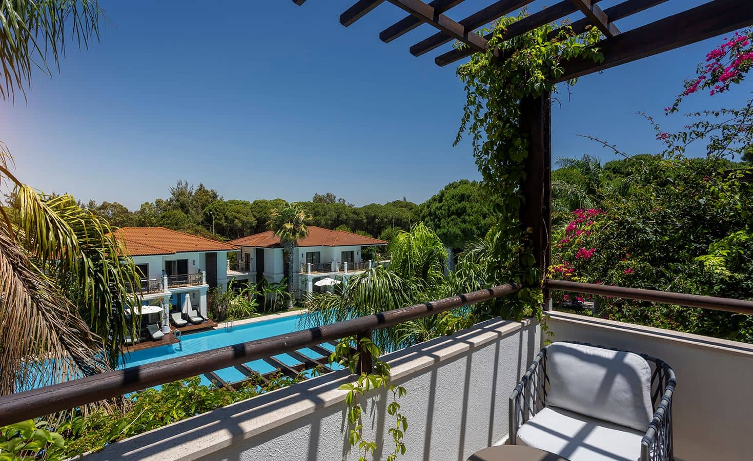 rooms-lake-house-pool-view