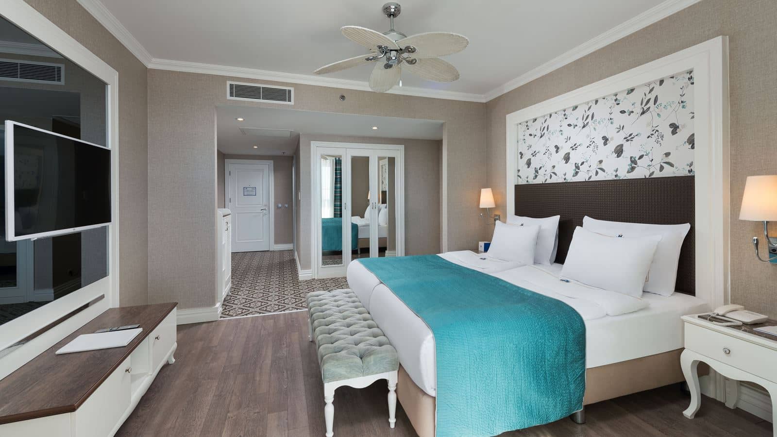 rooms-king-suite-land-view