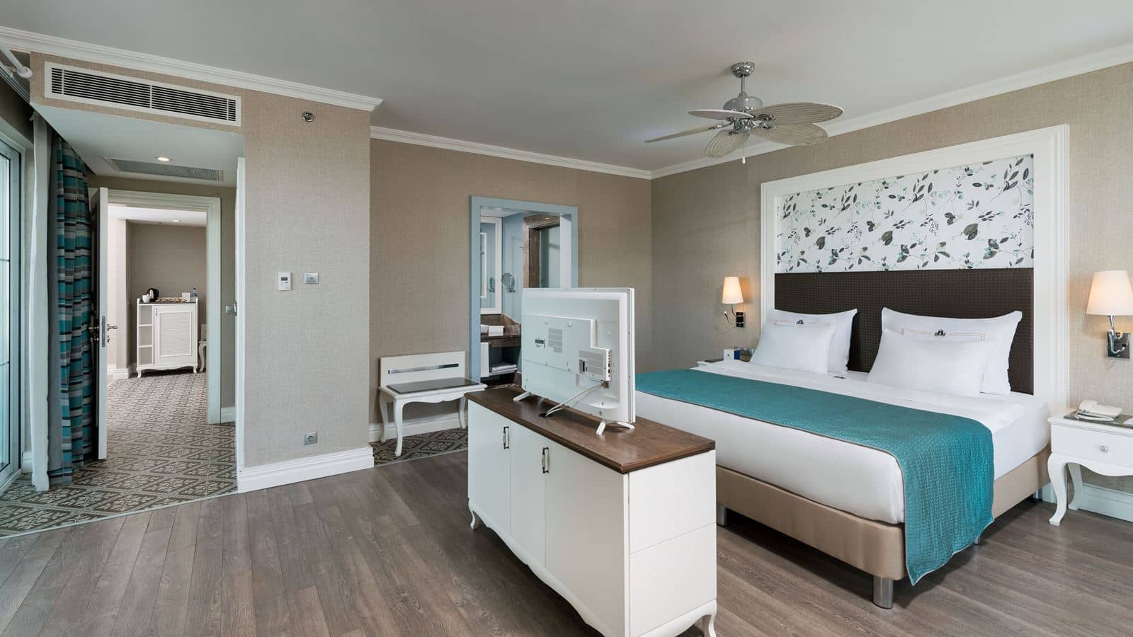 rooms-king-suite-land-view