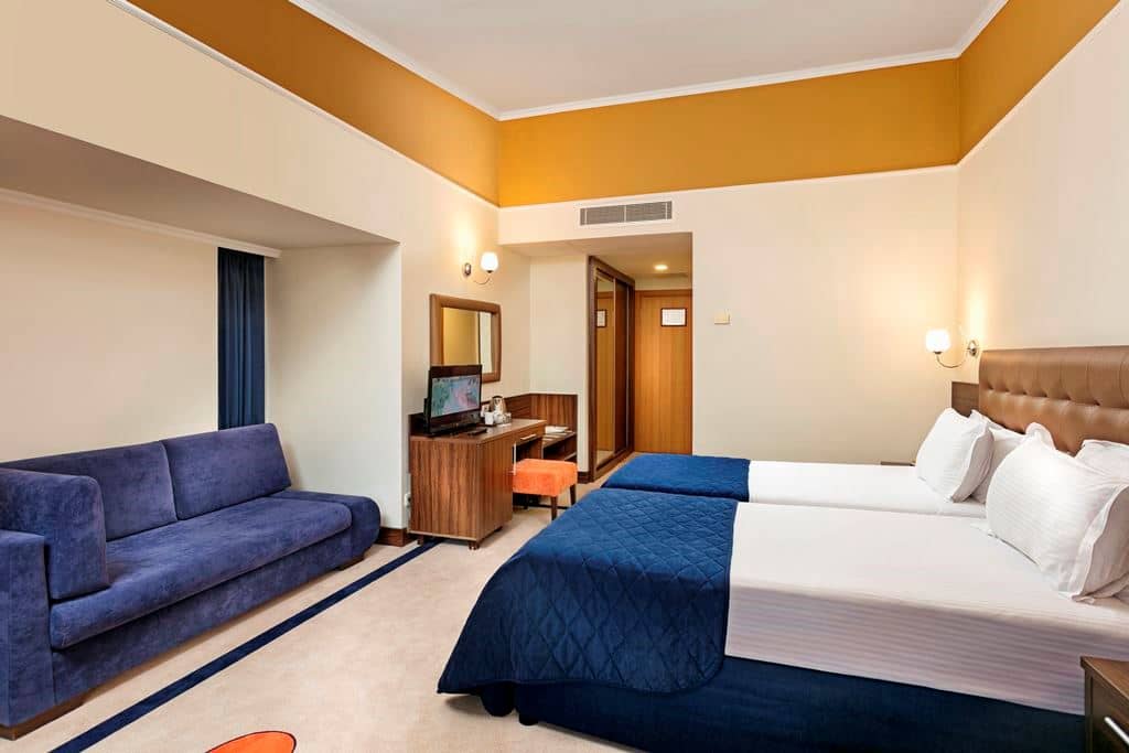 rooms-club-standard-room-bay-window