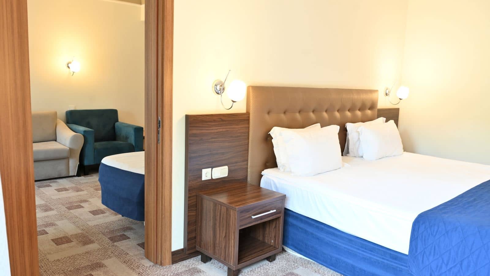 rooms-club-family-room-1-bathroom