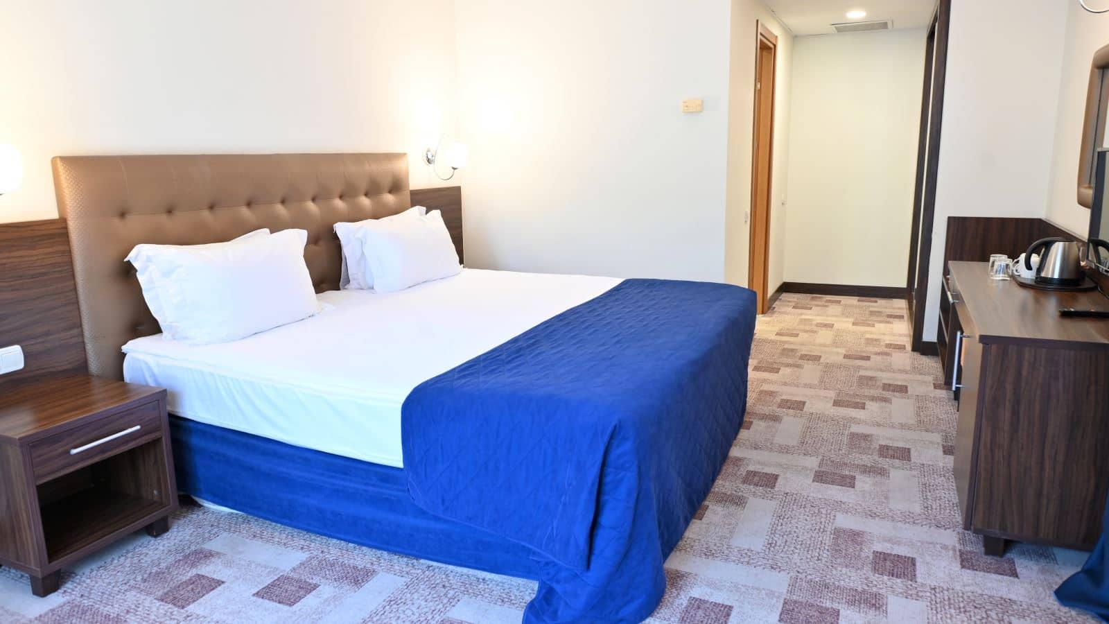 rooms-club-family-room-1-bathroom