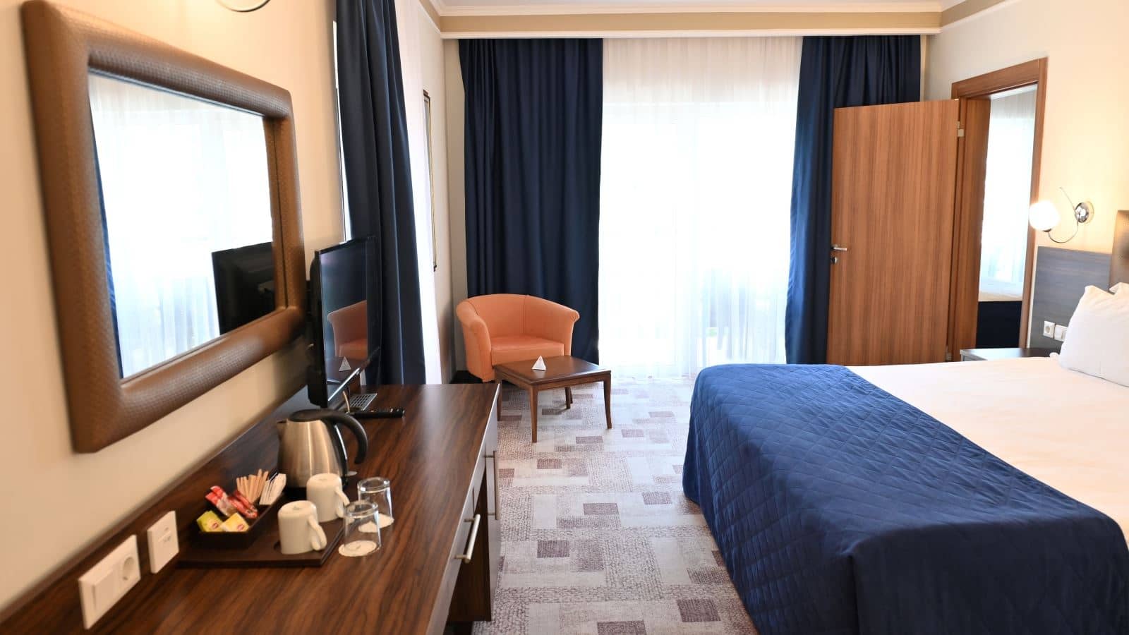 rooms-club-family-room-1-bathroom