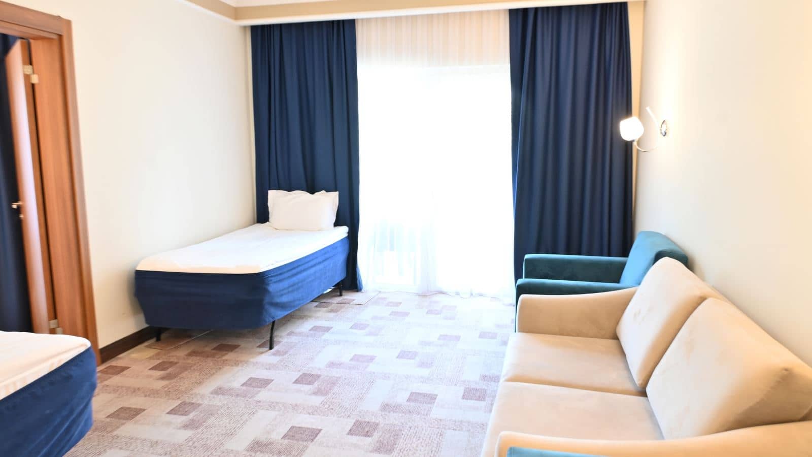 rooms-club-family-room-1-bathroom