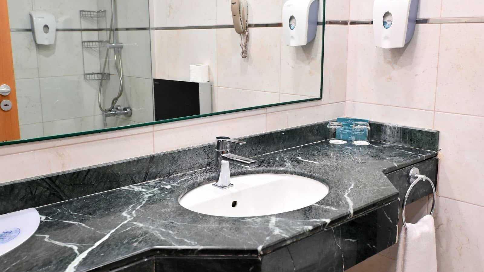 rooms-club-family-room-1-bathroom