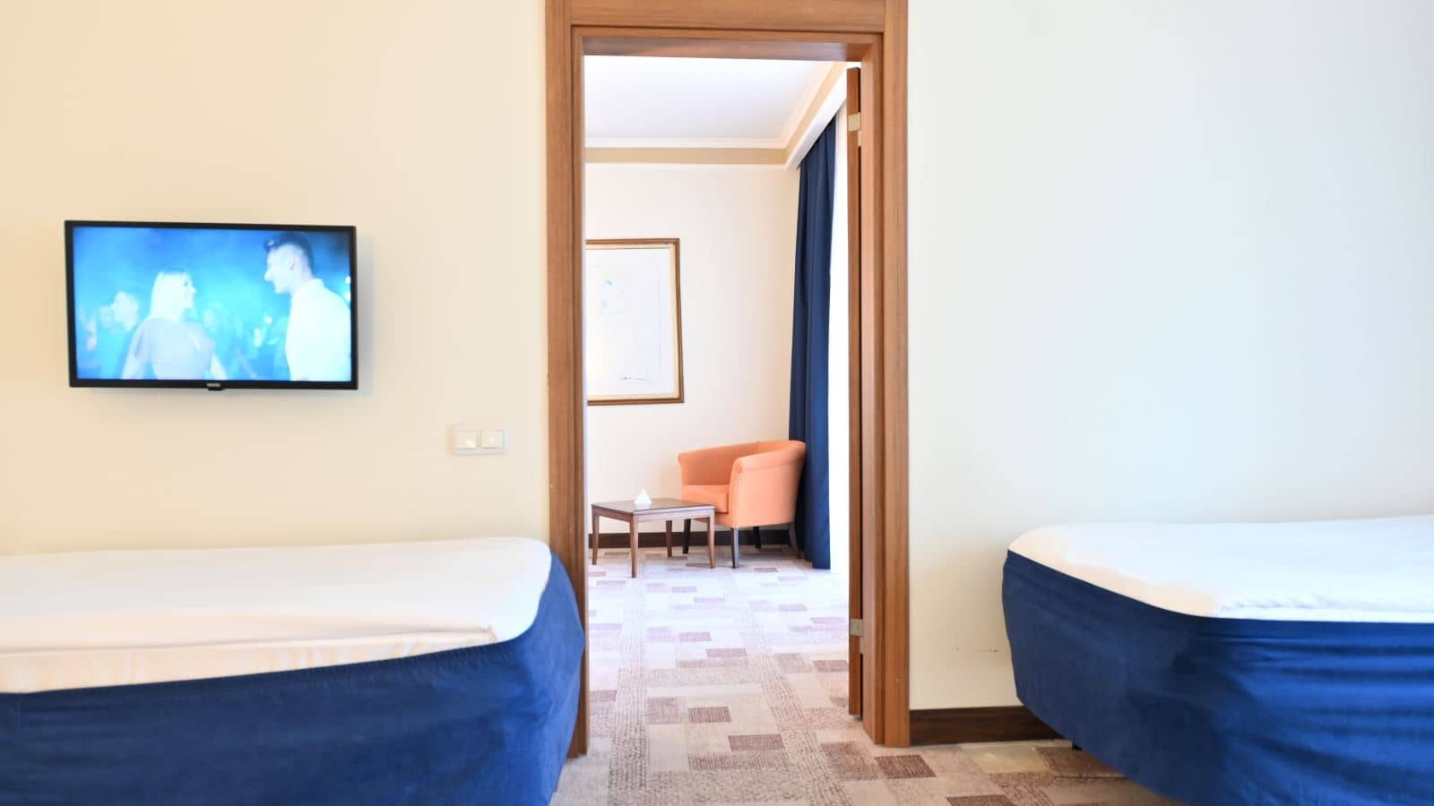 rooms-club-family-room-1-bathroom
