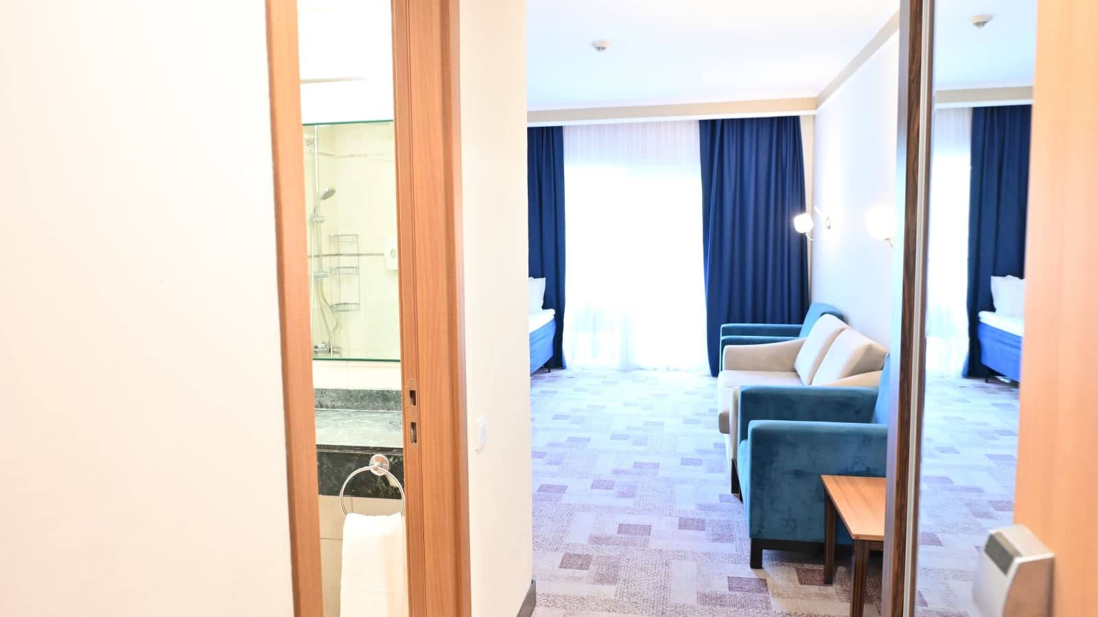 rooms-club-family-room-1-bathroom