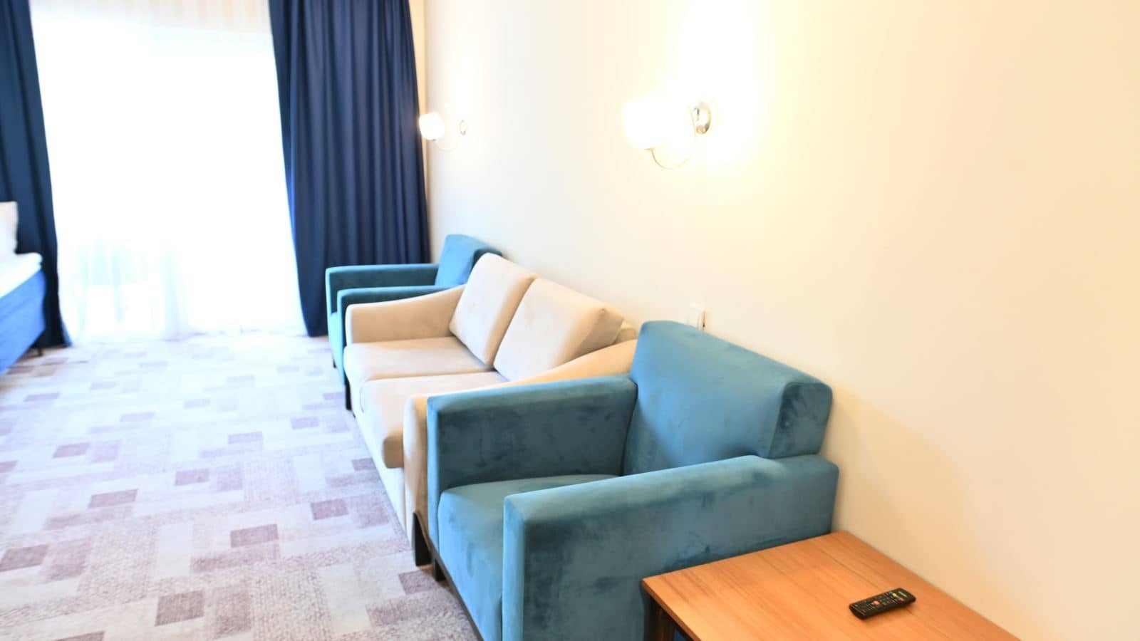 rooms-club-family-room-1-bathroom