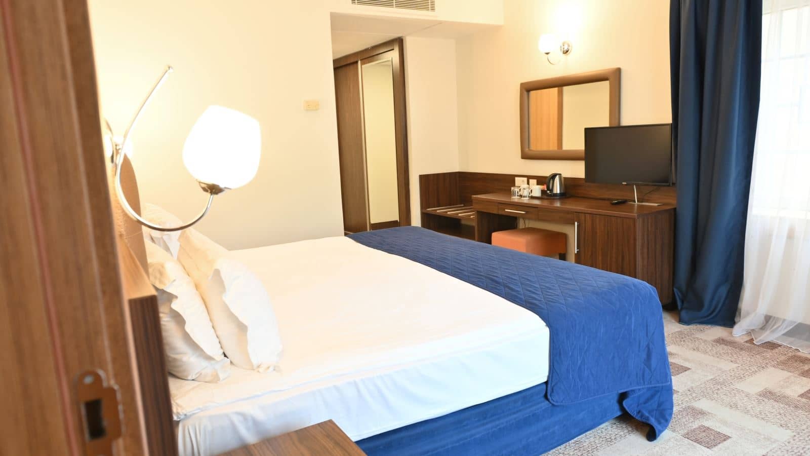 rooms-club-family-room-1-bathroom